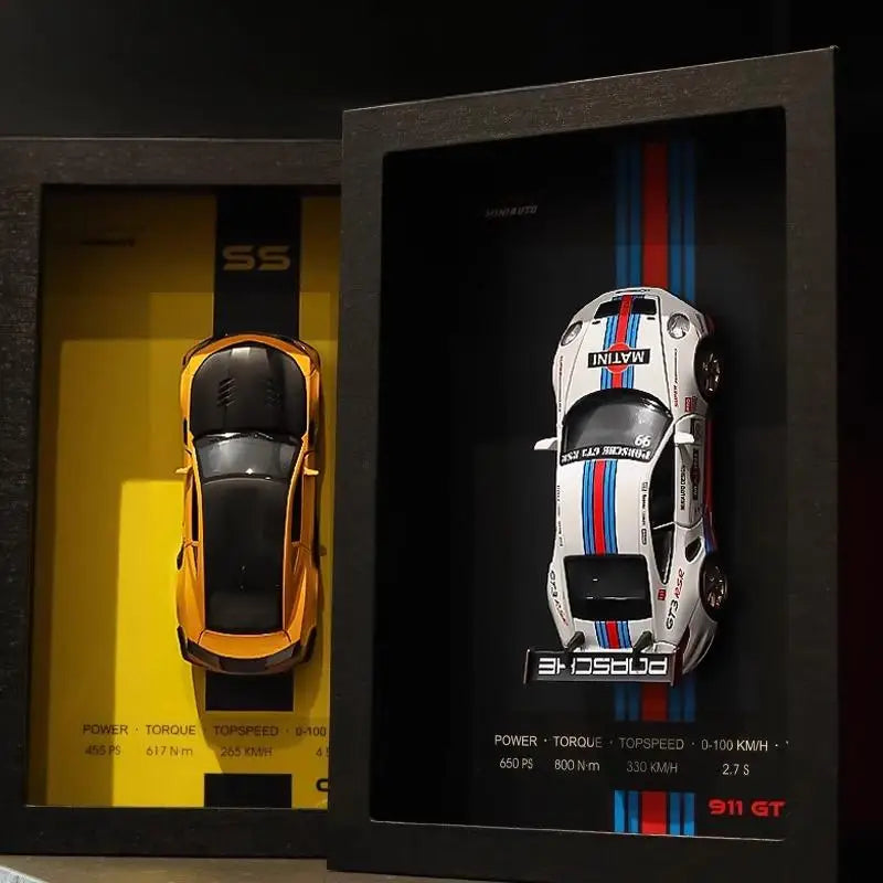 Voiture de sport miniature en métal présentée sous cadre mural