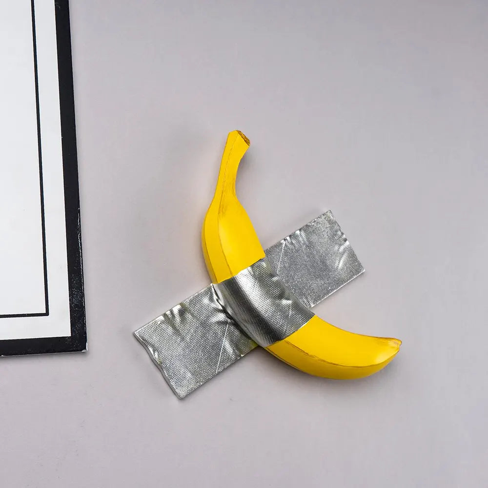 Sculpture murale de banane en résine laquée
