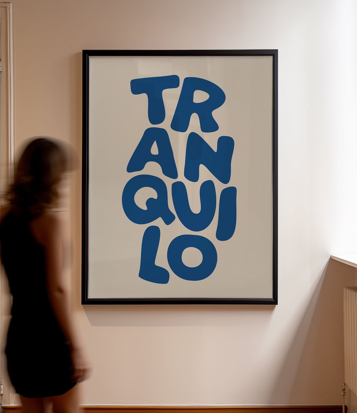 Affiche typographique Tranquilo orange et crème avec cadre bois